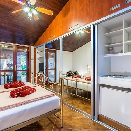 Prázdninový dům Atri Giardino In - Haus Fuer 4 Personen Premantura