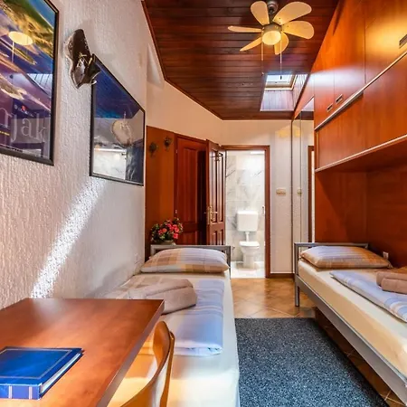 Atri Giardino In - Haus Fuer 4 Personen بيت للعطل بريمونتيرا